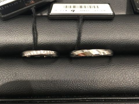 【ラザール ダイヤモンド(LAZARE DIAMOND)の口コミ】 斜めにダイヤモンドが入っているところが素敵で、指を綺麗に見せてくれる…