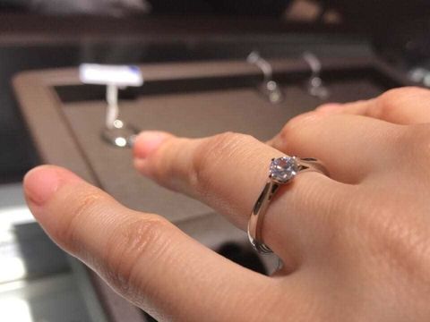 【アイプリモ(I-PRIMO)の口コミ】 一粒ダイヤで探していたのですが、横からのフォルムがきれいなものが多く…