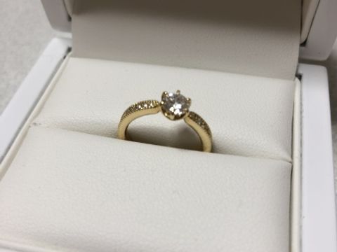 【YUKIZAKI BRIDAL(ユキザキブライダル)の口コミ】 自分の持っていたダイヤモンドを持ち込み購入ができる点が良かった。好き…