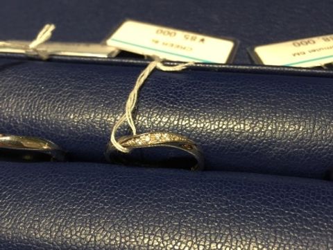 【銀座ダイヤモンドシライシの口コミ】 結婚指輪なのにダイヤモンドが5つ？も並んでとてもキラキラしています！す…