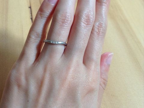 【4℃ BRIDAL(ヨンドシーブライダル)の口コミ】 毎日着けていても飽きないようなシンプルなデザインが気に入りました。簡…