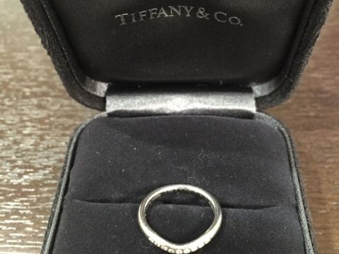 【ティファニー(Tiffany & Co.)の口コミ】 こちらの指輪のデザインは、真ん中の部分がゆるくカーブしているので、婚…