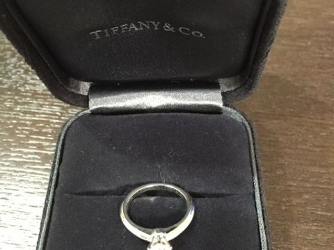 【ティファニー(Tiffany & Co.)の口コミ】 エンゲージリングは、定番の大きなダイヤが一粒ついたかぎ爪のデザインに…