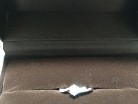 【アイプリモ(I-PRIMO)の口コミ】 変わったデザインであったこと、
つける方向で見え方が違うことで決めまし…