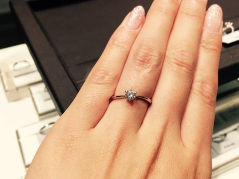 【アイプリモ(I-PRIMO)の口コミ】 リングちょっと波打っているところが、指を綺麗に見せてくれるそうです。
…