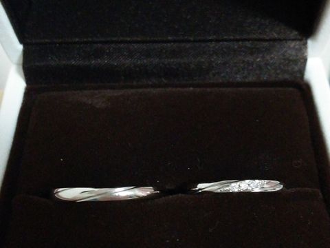 【アイプリモ(I-PRIMO)の口コミ】 値段と、デザインのシンプルさ、可愛さです。斜めのラインに、ダイヤが３…