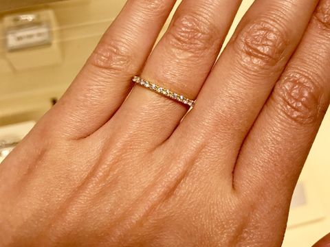 【ギンザタナカブライダル(GINZA TANAKA BRIDAL)の口コミ】 全体にダイヤモンドが付いているデザインで、細めのデザインなので、華奢…