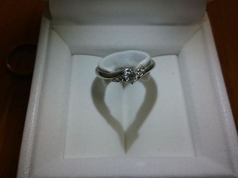 【STAR JEWELRY(スタージュエリー)の口コミ】 とにかく指が太いので、細く見えるものを探していました！この指輪は、ウ…