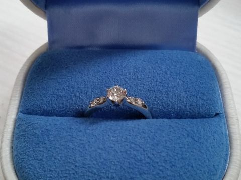 【銀座ダイヤモンドシライシの口コミ】 指輪の決め手となったのは、ダイヤモンドです。スタッフの方が指輪の状態…