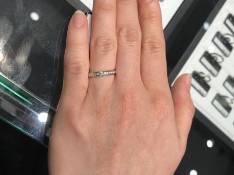 【ラザール ダイヤモンド(LAZARE DIAMOND)の口コミ】 ハーフエタニティリングを探しに行き、このデザインを試着させて頂きまし…