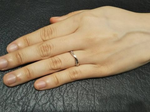 【俄(にわか)の口コミ】 婚約指輪を探していた中で、最後まで迷ったブランドだったため、結婚指輪…