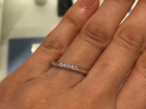 【4℃ BRIDAL(ヨンドシーブライダル)の口コミ】 あまりウェーブ感の無いウェーブデザインと、直線的なシャープさを感じるV…