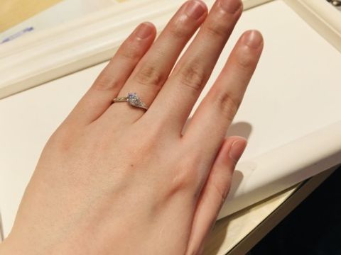 【JEWELRY  KAMATA(ジュエリーかまた)の口コミ】 華やかかつ、品のあるデザインが素敵でした。メインのダイヤの横にも小さ…