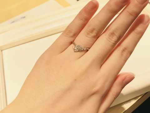 【JEWELRY  KAMATA(ジュエリーかまた)の口コミ】 花と葉のような特徴的なデザインです。大小6粒のダイヤモンドがあしらわれ…