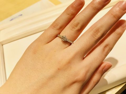 【JEWELRY  KAMATA(ジュエリーかまた)の口コミ】 真ん中の大きなダイヤモンドのサイドにも、小さなダイヤモンドがたくさん…