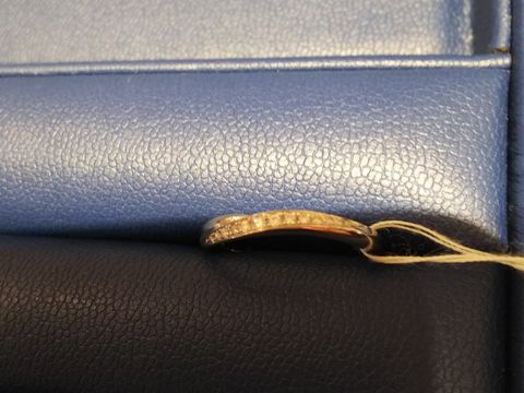 【銀座ダイヤモンドシライシの口コミ】 ウェーブのリングで、ダイヤモンドがはっきり見えてとてもきれいです。
指…