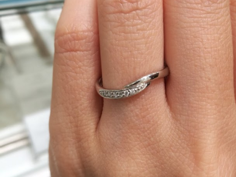 【festaria bijou SOPHIA(フェスタリア ビジュソフィア)の口コミ】 ウェーブラインのデザインで探していましたが、つなぎのあるちょっとひね…