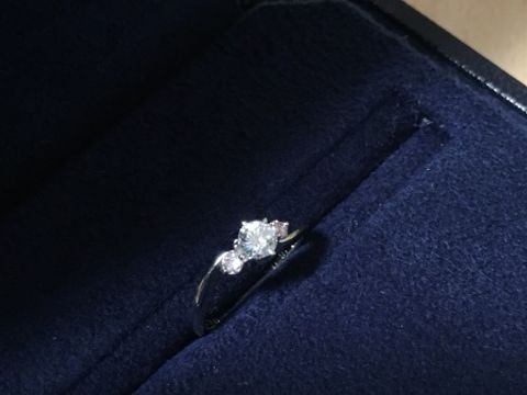 【ROYAL ASSCHER(ロイヤル・アッシャー)の口コミ】 主人がプロポーズの時に贈ってくれたものです。ダイヤモンドの両側のピン…