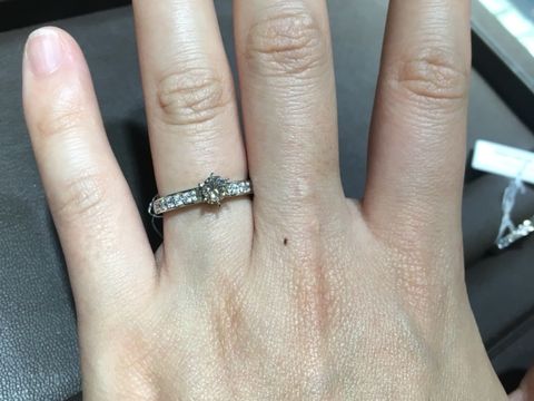 【アイプリモ(I-PRIMO)の口コミ】 シンプルかつ華やかなものが良かったのでメレダイヤがたくさん並んでいる…