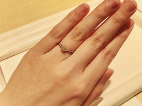 【JEWELRY  KAMATA(ジュエリーかまた)の口コミ】 ラインの綺麗な上品な婚約指輪です。V字型のデザインなので、指が細く長く…