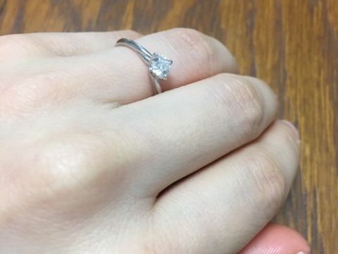 【銀座ダイヤモンドシライシの口コミ】 シンプルなデザインのものはたくさんありますが、実際に指にはめてみたと…