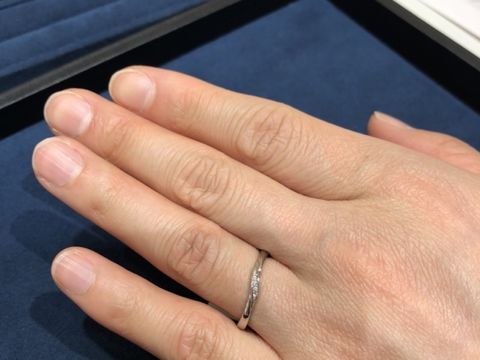 【銀座ダイヤモンドシライシの口コミ】 指へのフィット感がどの店よりも良かったです。指輪をつけているのに、本…