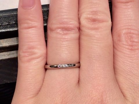 【ティファニー(Tiffany & Co.)の口コミ】 ダイヤの付いた結婚指輪を探していました。こちらは中央に3粒のダイヤがあ…