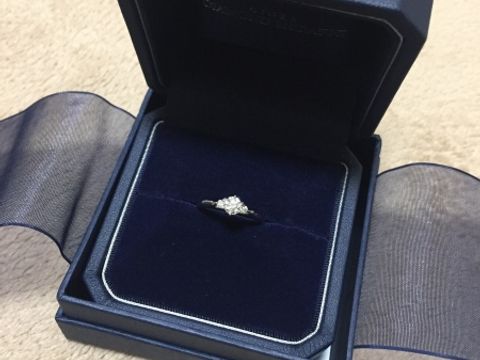 【銀座ダイヤモンドシライシの口コミ】 ブーケロココは、真ん中のダイヤはもちろんのこと、メレダイヤの輝きも、…