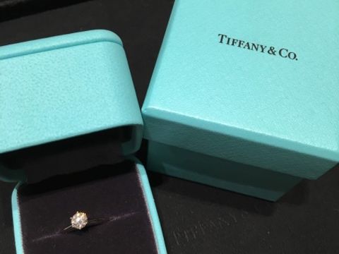 【ティファニー(Tiffany & Co.)の口コミ】 婚約指輪といえばティファニー！！
ティファニーブルーの箱を開けてプロポ…