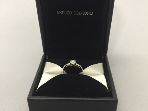 【エクセルコダイヤモンド(EXELCO DIAMOND)の口コミ】 内側のメレダイアの方が大きいため、中央のダイヤがより引き立ち、一粒ダ…