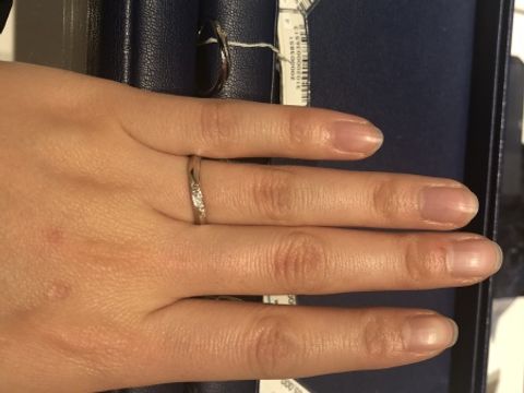 【銀座ダイヤモンドシライシの口コミ】 ウェーブがかかりすぎている指輪だと男性はあまりつけたがらないが、これ…