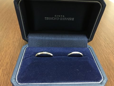 【銀座ダイヤモンドシライシの口コミ】 結婚指輪なので、シンプルなものがいいと思い選びました。彼は指が太く、…