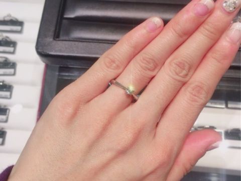 【ラザール ダイヤモンド(LAZARE DIAMOND)の口コミ】 ダイヤモンドがどの角度からも虹色に光って綺麗だったこと。リング部分が…