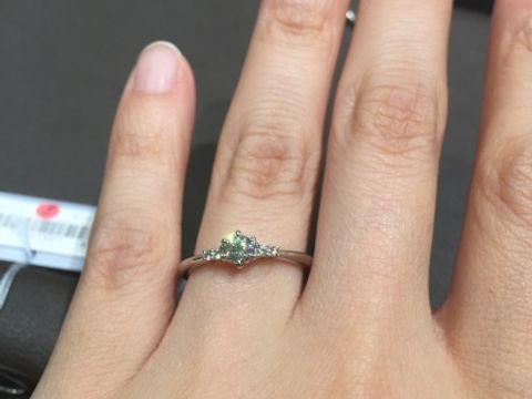 【アイプリモ(I-PRIMO)の口コミ】 中央のダイヤの横になって２つのメレダイアが止まっているのですが、メレ…