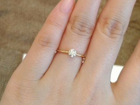 【AHKAH(アーカー)の口コミ】 スターリーエンゲージリング
という名前のリングでした。

上から見ると本…