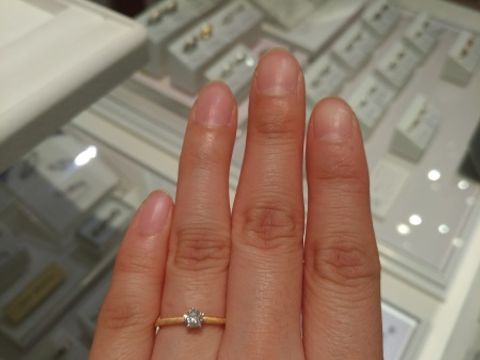 【Douxmiere bijou SOPHIA(ドゥミエール ビジュソフィア)の口コミ】 個性的な指輪にするか、王道な婚約指輪にするか迷っているときに試着させ…