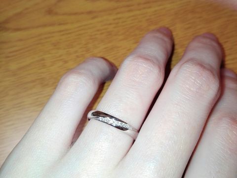 【PILOT BRIDAL(パイロットブライダル)の口コミ】 デザインと素材、つけ心地で選びました。
デザインはダイヤが斜めに入った…