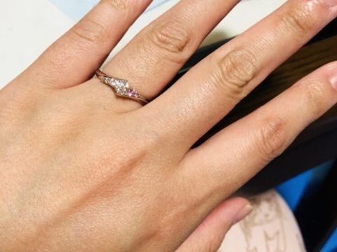 【エクセルコダイヤモンド(EXELCO DIAMOND)の口コミ】 目に眩しいほどのダイヤモンドに惹かれました。
婚約指輪も自分が決めてし…