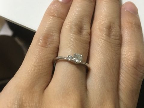 【アイプリモ(I-PRIMO)の口コミ】 派手すぎないシンプルなデザインだけど、ダイヤの隣に付いている小さなピ…