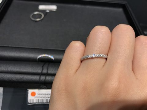 【エクセルコダイヤモンド(EXELCO DIAMOND)の口コミ】 ハーフエタニティタイプのリングです。リング上下にミル打ちがされている…