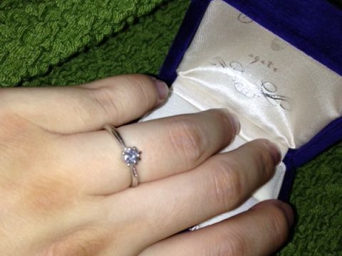 【agete(アガット)の口コミ】 とにかく形が可愛い。ダイヤモンドの周りのティアラの形がとてもラブリー…