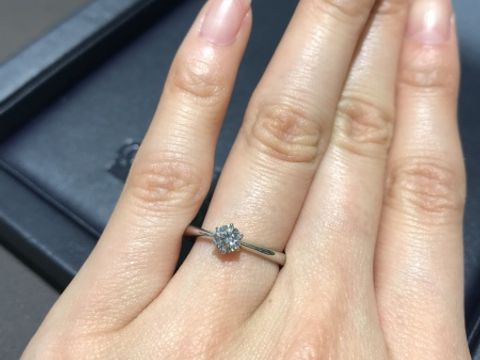 【ROYAL ASSCHER(ロイヤル・アッシャー)の口コミ】 一粒ダイヤでシンプル、細身の婚約指輪を探しておりました。
細さも色々あ…