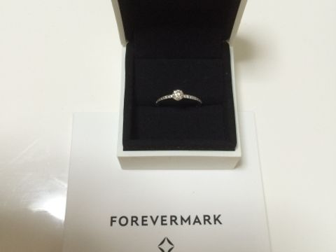 【FOREVERMARK(フォーエバーマーク)の口コミ】 エンゲ－ジリングはよくある飽きのこない形のラウンド型の一粒ダイヤのリ…