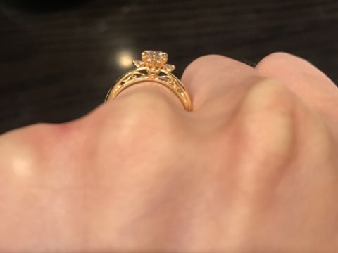 【ケイウノ ブライダル(K.UNO BRIDAL)の口コミ】 美女と野獣とのコラボ商品です。横から見ると薔薇のかたちをしていて、と…