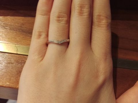 【Mariage ent(マリアージュエント)の口コミ】 vラインで細身のリングがほしいと思っていました。婚約指輪をティファニー…