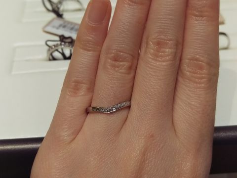 【4℃ BRIDAL(ヨンドシーブライダル)の口コミ】 vラインでダイヤモンドが入っているリングを探していたのでこちらのリング…