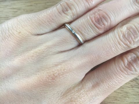 【ヴァンドーム青山(VENDOME AOYAMA)の口コミ】 こちらのミルを施したデザインのものかダイアが6連位付いているデザインの…