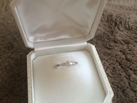 【ウエダの口コミ】 中央にダイヤモンドの入った、シンプルなデザインを選びたいと思っていま…