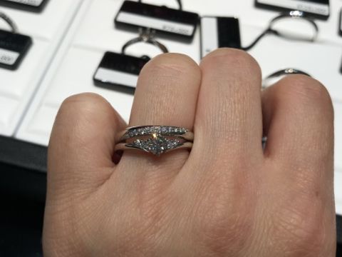 【ラザール ダイヤモンド(LAZARE DIAMOND)の口コミ】 婚約指輪はデザインが可愛く、ダイヤモンドも綺麗だった。
結婚指輪はダイ…