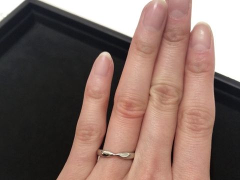 【ティファニー(Tiffany & Co.)の口コミ】 中心が絞れている結婚指輪です。
彼用にも同じデザインの指輪がありました…